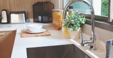 Fregadero de acero inoxidable en cocina